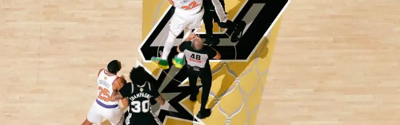 NBA官方晒本场比赛球场中央跳球鸟瞰图：总决赛正在进行中